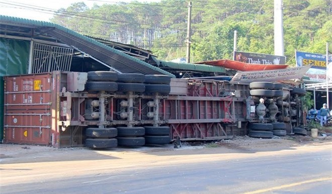 Xe container kéo lê ba mẹ con gần 100m, 5 người thương vong