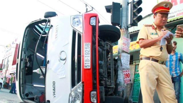 Xe khách lật ngang khi tông vào container, 10 người bị thương