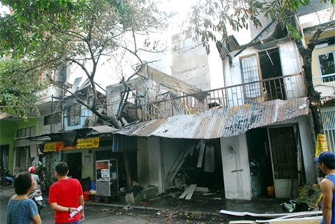 Cháy lớn ở cơ sở may, mẹ nhanh trí ôm con 2 tuổi thoát chết