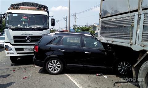 Hai xe tải "kẹp" ô tô, hai vợ chồng già may mắn thoát chết