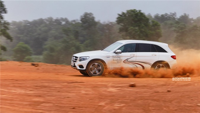 Mãn nhãn với học viện lái xe an toàn Mercedes-Benz 2017 tại "đấu trường" Đồng Mô