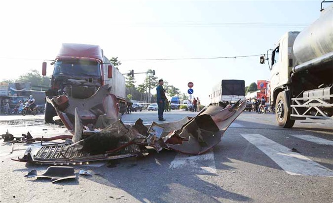 Xe khách lật ngửa sau cú đâm container, 9 người nhập viện