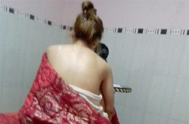 Bắt quả tang tiếp viên karaoke múa thoát y ở miền Tây