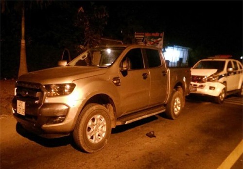 Bị truy đuổi, tài xế lái ôtô tông thẳng vào cảnh sát