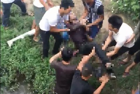 Hốt hoảng phát hiện 2 thi thể thanh niên nổi trên mương nước