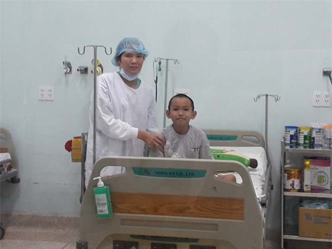 Người mẹ hiến 1/4 trọng lượng gan trái cứu con trai 10 tuổi