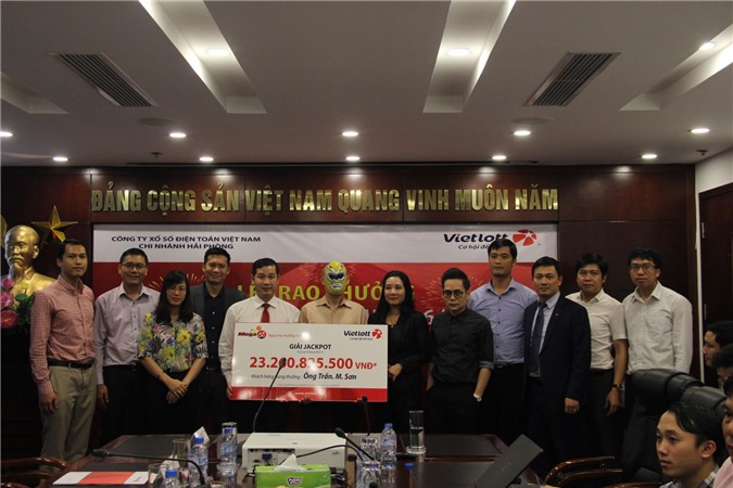 Người trúng số Vietlott đầu tiên ở Hà Nội công khai tên họ