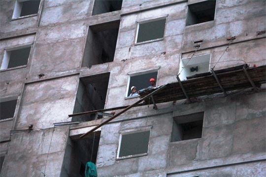 Sập giàn giáo công trình nhà ở, một người chết thảm