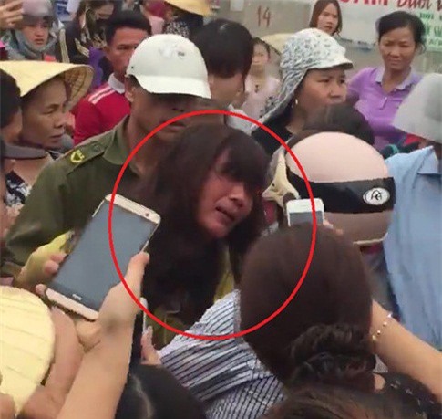 Xôn xao clip người dân vây bắt phụ nữ nghi thôi miên, trộm tiền