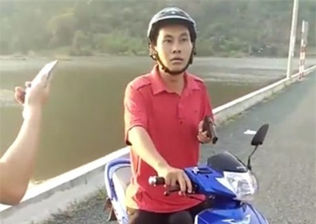 Xử phạt Phó phòng Nông nghiệp rút "súng" dọa dân