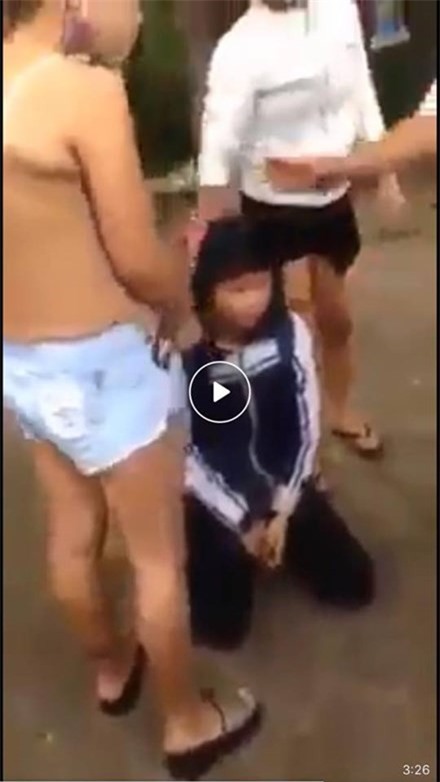 3 phụ nữ túm tóc, bắt nữ sinh lớp 11 quỳ gối trước cổng trường