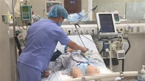 Bé gái 8 tuổi tắm bồn bị đuối nước, nguy kịch