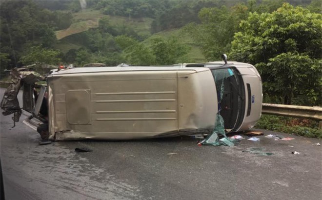 Hai xe khách nát đầu sau cú đâm trực diện trên quốc lộ
