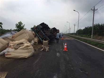 Xe container lật nhào, cả chục tấn cà phê tràn ra cao tốc