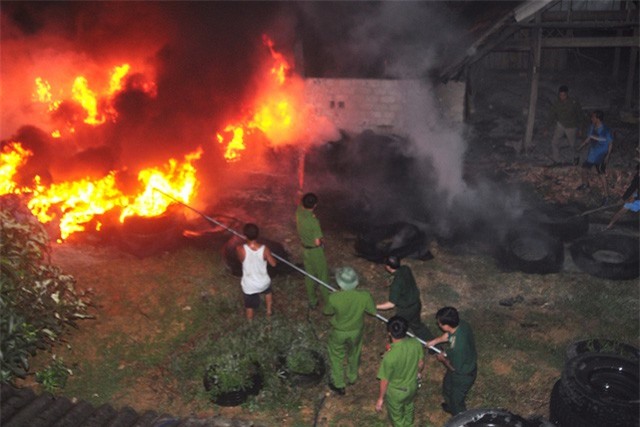 Cháy dữ dội tại kho lốp gần cây xăng, hàng trăm người sơ tán