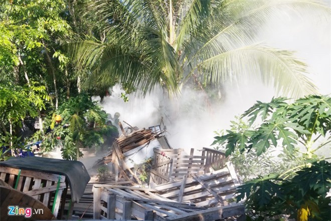 Chủ hộ ném bom xăng vào cảnh sát khi bị cưỡng chế