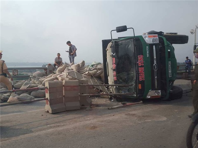 Lật xe chở xi măng, đường vành đai 3 ùn tắc nghiêm trọng