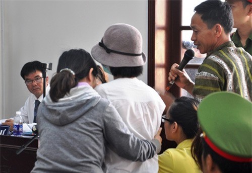 Nữ sinh bị tạt axit mù mắt bật khóc khi dự tòa