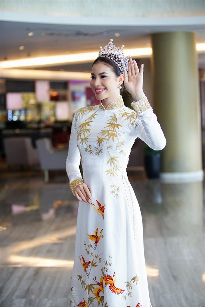 Phạm Hương đi xe sang, đội vương miện dự sự kiện