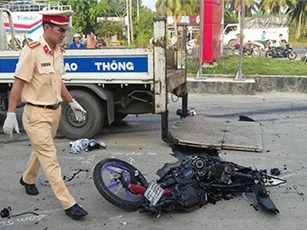 Bị xe tải kéo lê hơn 30m, đôi nam nữ chết tại chỗ