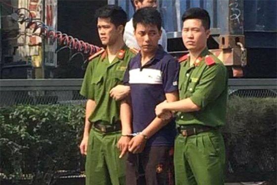 Đuổi theo kẻ cướp, cô gái đâm vào dải phân cách tử vong