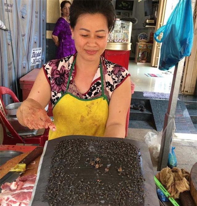 "Giặc ruồi" tấn công người dân sau vụ cháy công ty may Cần Thơ