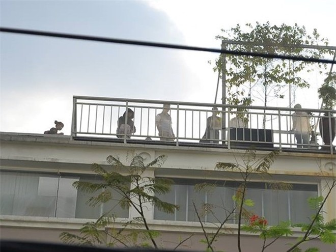 Giải cứu hàng chục người khỏi tòa nhà 4 tầng bốc cháy