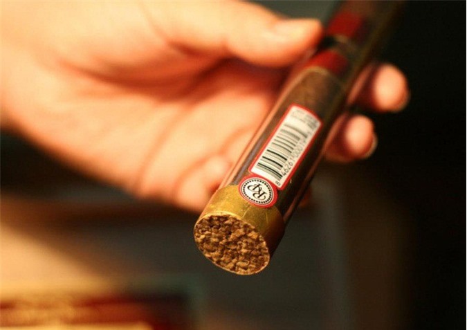 Siết thu thuế đối với hàng xách tay rượu và xì gà