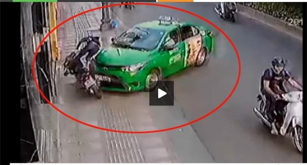 Tài xế taxi tông ngã tên cướp giúp người đi đường 