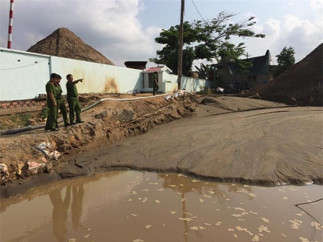 Công an nổ súng, "cát tặc" đánh chìm ghe nhảy sông bỏ trốn