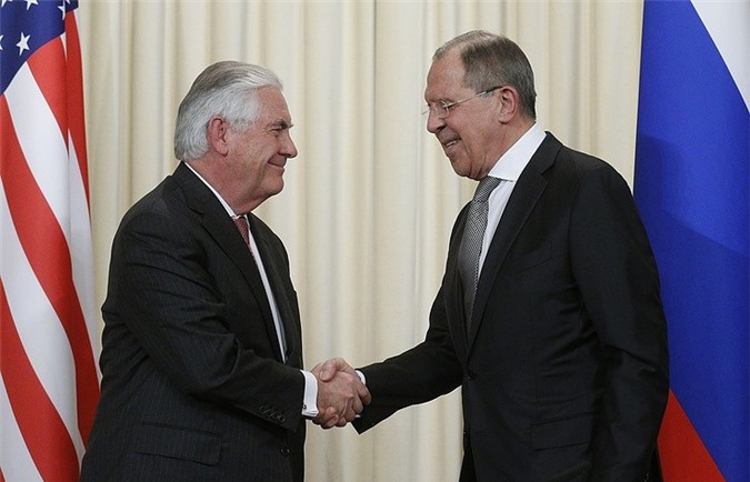 Điện đàm với Tillerson, Lavrov lại "động" đến vụ tấn công hóa học Syria