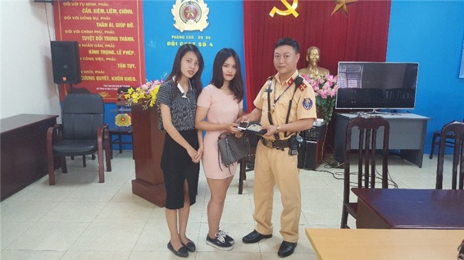 Hà Nội: Cô gái trẻ bất ngờ nhận lại vật bất ly thân