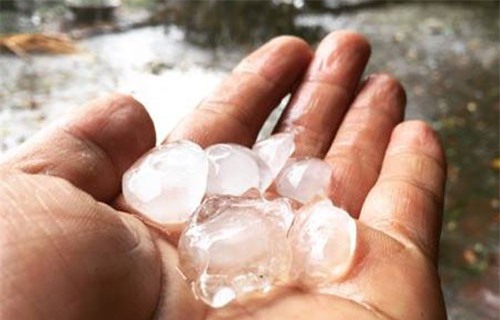 Mưa đá bất ngờ xuất hiện tại Bình Dương