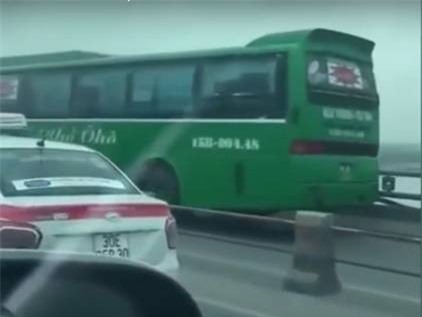 Đi sai làn, nhà xe Ô Hô "xé" dải phân cách để né CSGT