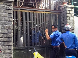 Ba mẹ con nhốt 6 cán bộ phường, dọa nổ bình gas