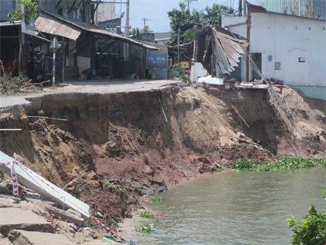 Di dời khẩn cấp hàng trăm căn hộ vì sạt lở ở An Giang
