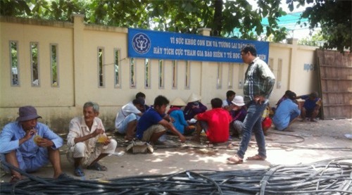 Nhiều hộ dân tá túc ở chùa sau vụ sạt lở kinh hoàng tại An Giang