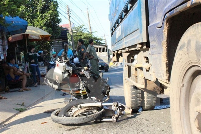 Va chạm với xe làm đường, một phụ nữ tử vong tại chỗ