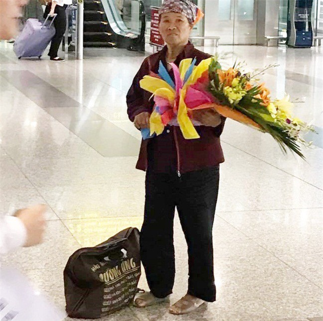 Xúc động bà mẹ nghèo mua bó hoa 500 nghìn chờ con ở sân bay