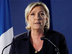 Bà Le Pen: Ông Macron là kẻ yếu đuối
