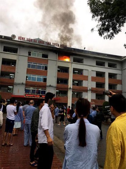 Bệnh viện đa khoa Tuyên Quang bốc cháy, sơ tán vội 500 bệnh nhân