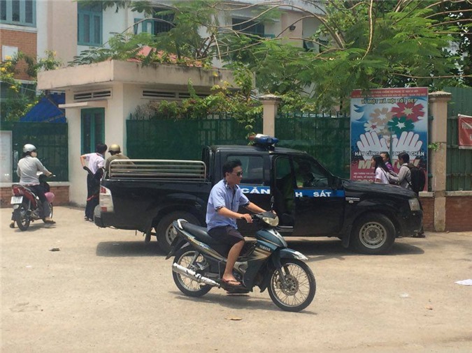 Bị tấn công bất ngờ, nữ sinh lớp 6 cầm dao đâm 2 người bị thương