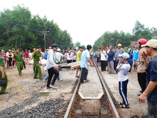 Hiện trường kinh hoàng vụ tàu hỏa đâm ôtô, 4 người tử vong