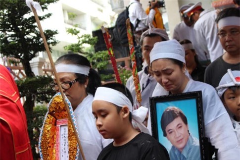 Nghệ sĩ nghẹn ngào tiễn NSƯT Thanh Sang trong mưa