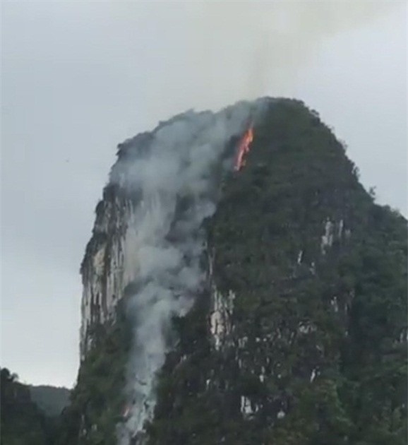 Núi đá ở vịnh Hạ Long bất ngờ bốc cháy