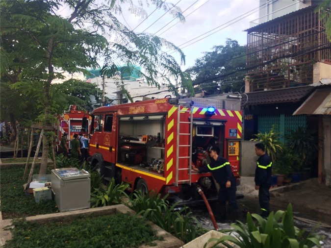 Cháy dữ dội tại căn nhà 2 tầng ở Sài Gòn, cụ ông thoát chết