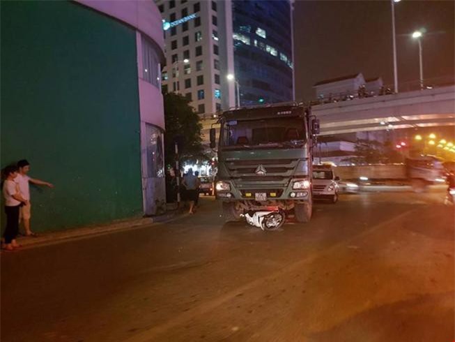 Hà Nội: Xe tải cán xe máy, cô gái trẻ tử vong tại chỗ