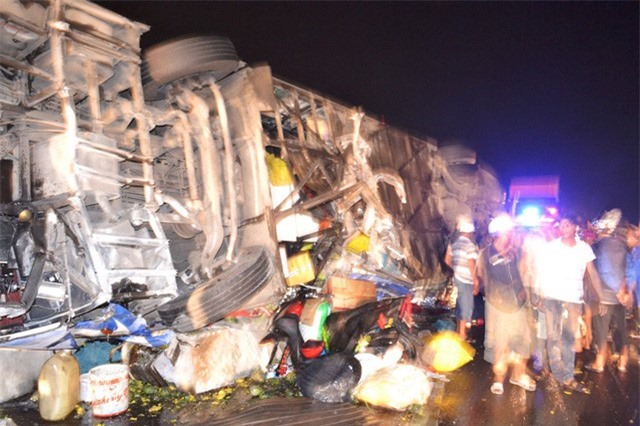 Lật xe khách trên quốc lộ 1, ít nhất 11 người bị thương