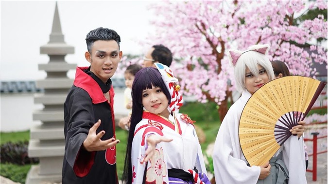 L&#x1EC5; h&#x1ED9;i m&#x1EB7;t tr&#x1EDD;i m&#x1ECD;c v&#xE0; nh&#x1EEF;ng c&#xE2;u chuy&#x1EC7;n v&#x103;n h&#xF3;a Nh&#x1EAD;t B&#x1EA3;n