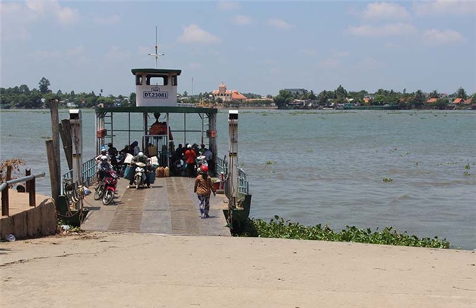 Mẹ ôm con trai bại não gieo mình xuống sông Hậu